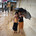 Twee kinderen schuilen tegen de regen in het grootste vluchtelingenkamp ter wereld in Cox's Bazar, Bangladesh