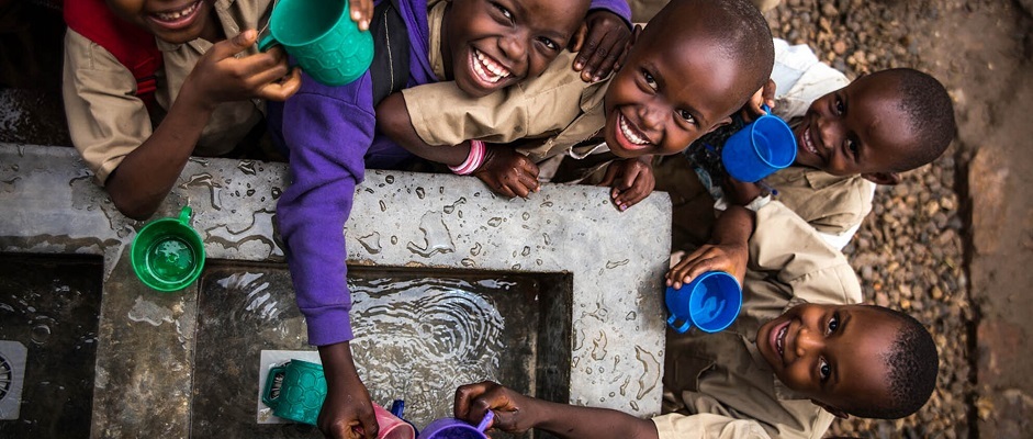 Kinderen in Burundi bij watervoorziening