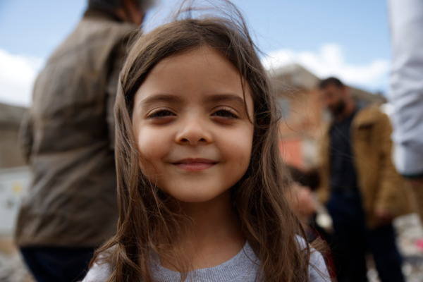 meisje glimlacht in camera turkije