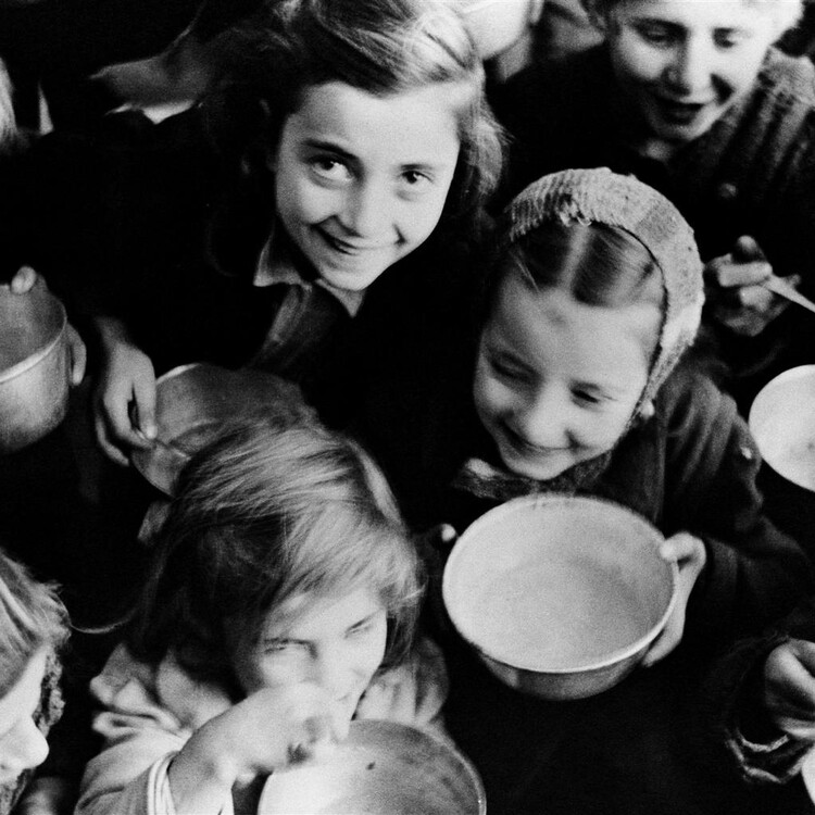 lachende meisjes in Griekenland in 1946