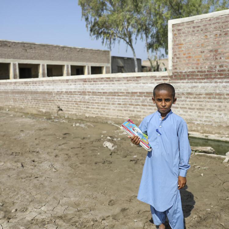 kind staat met schoolboeken voor school