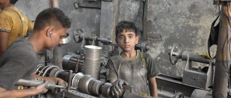 Jongen in fabriek