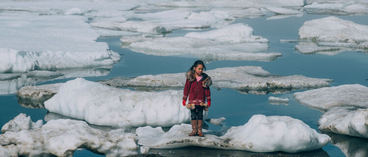 Amaia, een Inuit-meisje staat op een ijssschots.