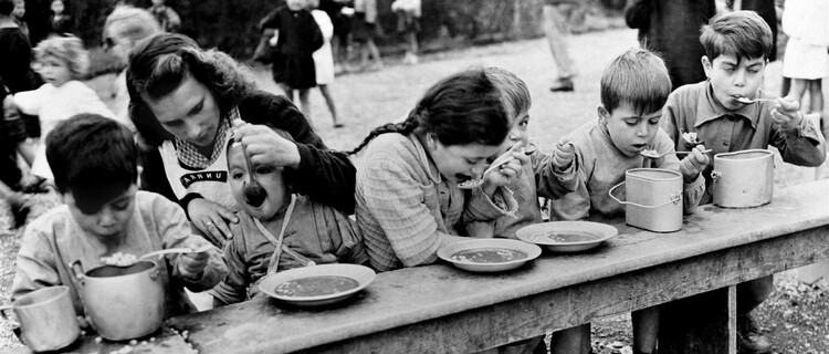 lachende meisjes in Griekenland in 1946