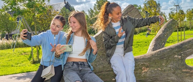 jongeren met mobieltjes