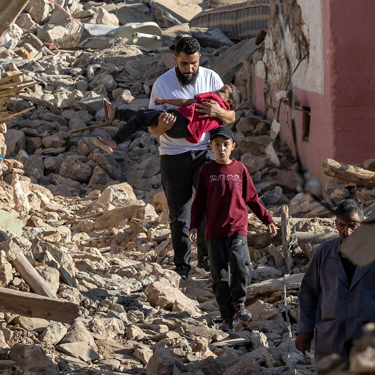 aardbeving marokko man met kinderen in puin