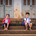 Broer en zus zitten samen op trap in Cambodja
