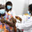 Zorgverlener in Ivoorkust krijgt inenting 