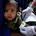 De omtrek van de bovenarm van een kind wordt gemeten in Somalië