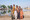 een groep kinderen staat voor grote plas stilstaand water in Pakistan