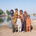 een groep kinderen staat voor grote plas stilstaand water in Pakistan