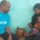 UNICEF medewerker met ondergevoed moeder en kind