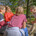 Jongeren praten met elkaar op bankje in bos