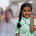 Een jong meisje laat glimlachend haar gemarkeerde vinger zien na te zijn gevaccineerd tegen polio in Jemen.